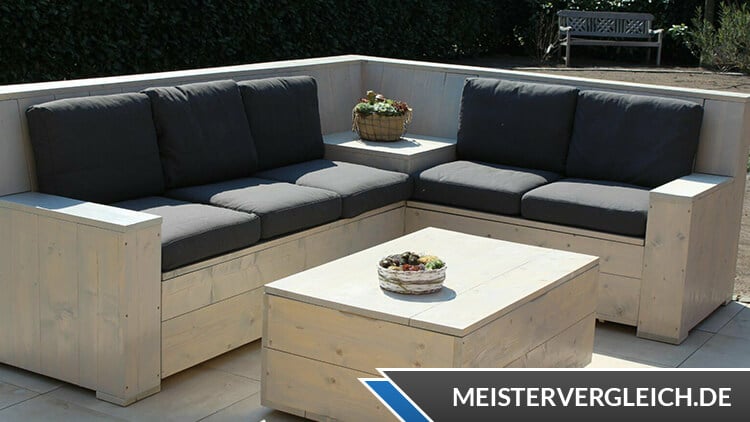 Garteneckbank mit Kissen