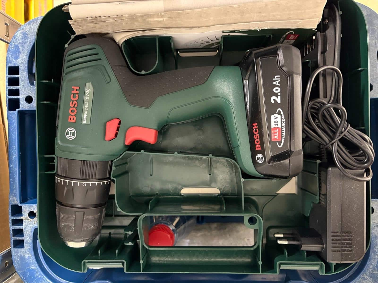 Bosch EasyImpact 18V-38 mit 2,0-Ah-Akku und Ladegerät im geöffneten Koffer