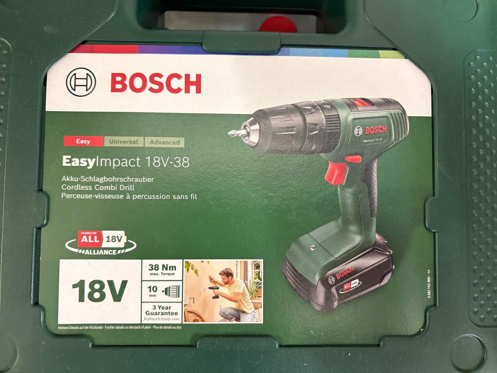 Transportkoffer des Bosch EasyImpact 18V-38 mit Modellkennzeichnung