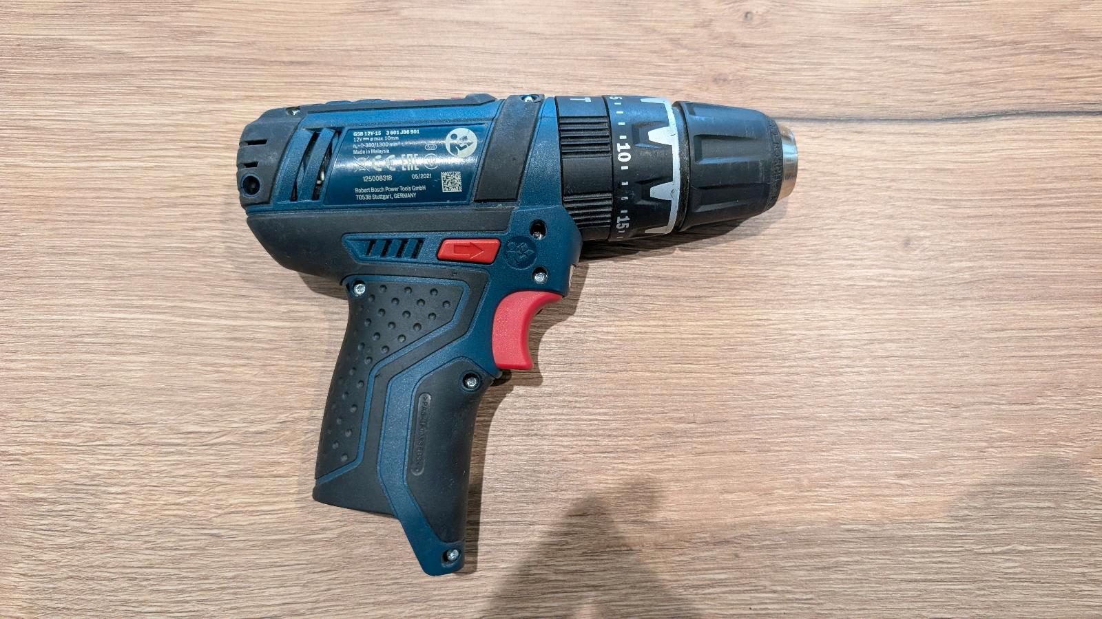 Bosch GSB 12V-15 ohne eingesetzten Akku auf einer Holzunterlage