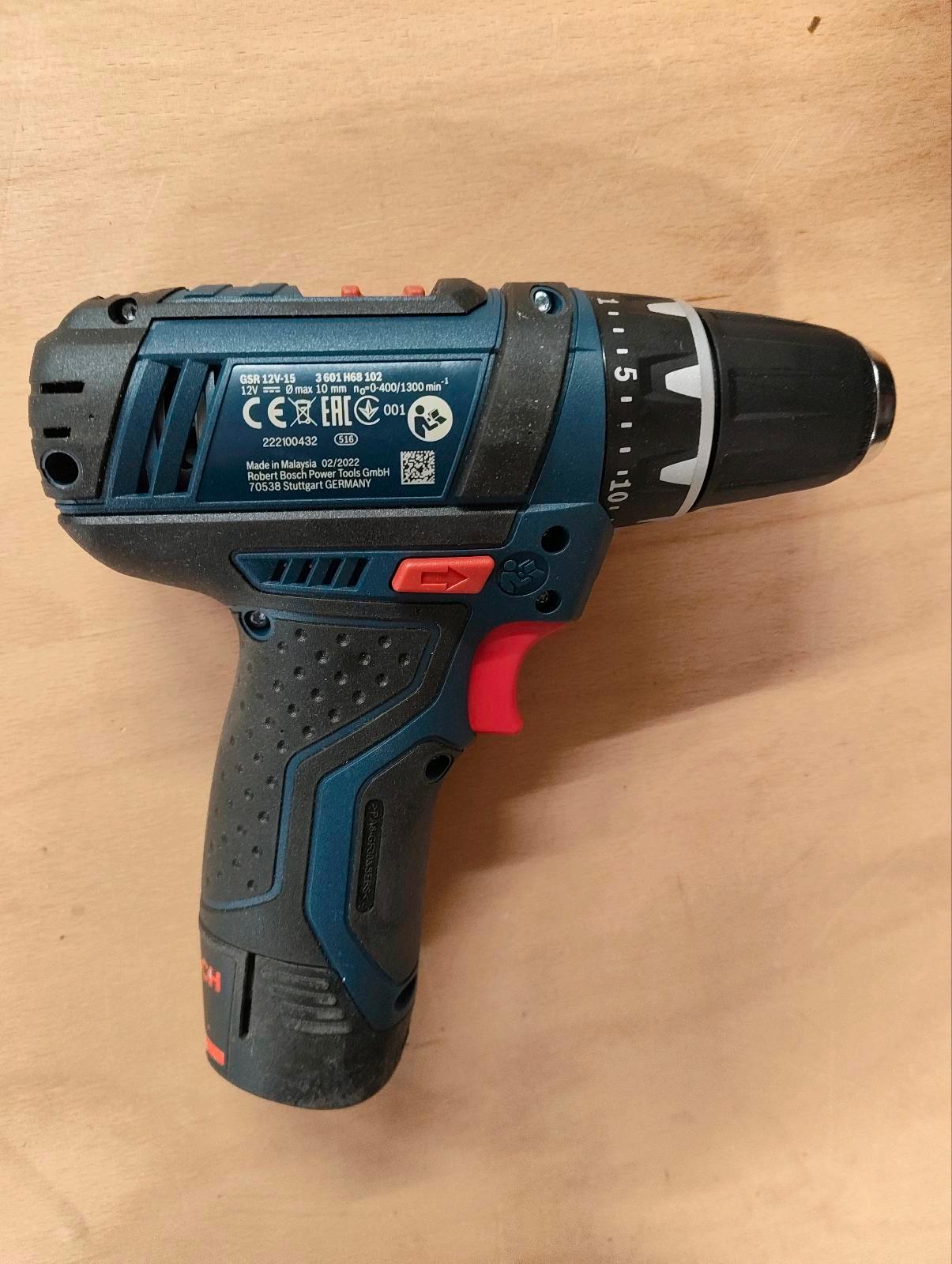 Bosch GSR 12V-15 mit Typenschild auf einer Holzunterlage