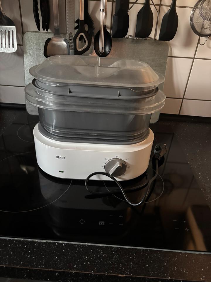 Weißer Braun FS 5100 Dampfgarer mit aufgesetzten Garbehältern