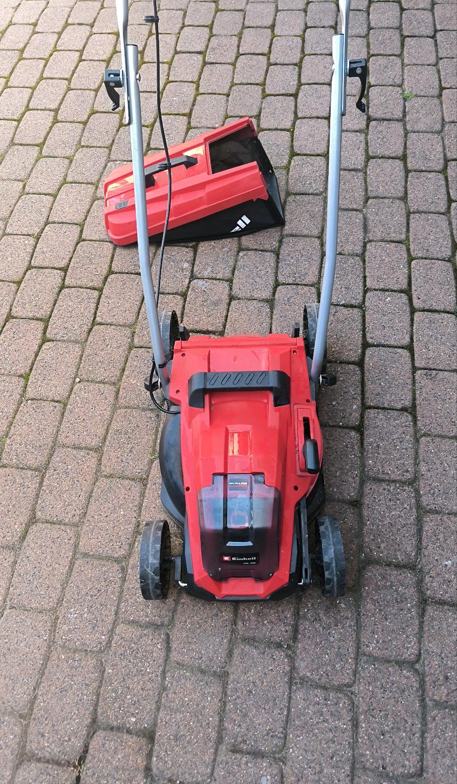 Einhell GE-CM 18/33 Li auf Pflaster mit abgenommenem Grasfangkorb