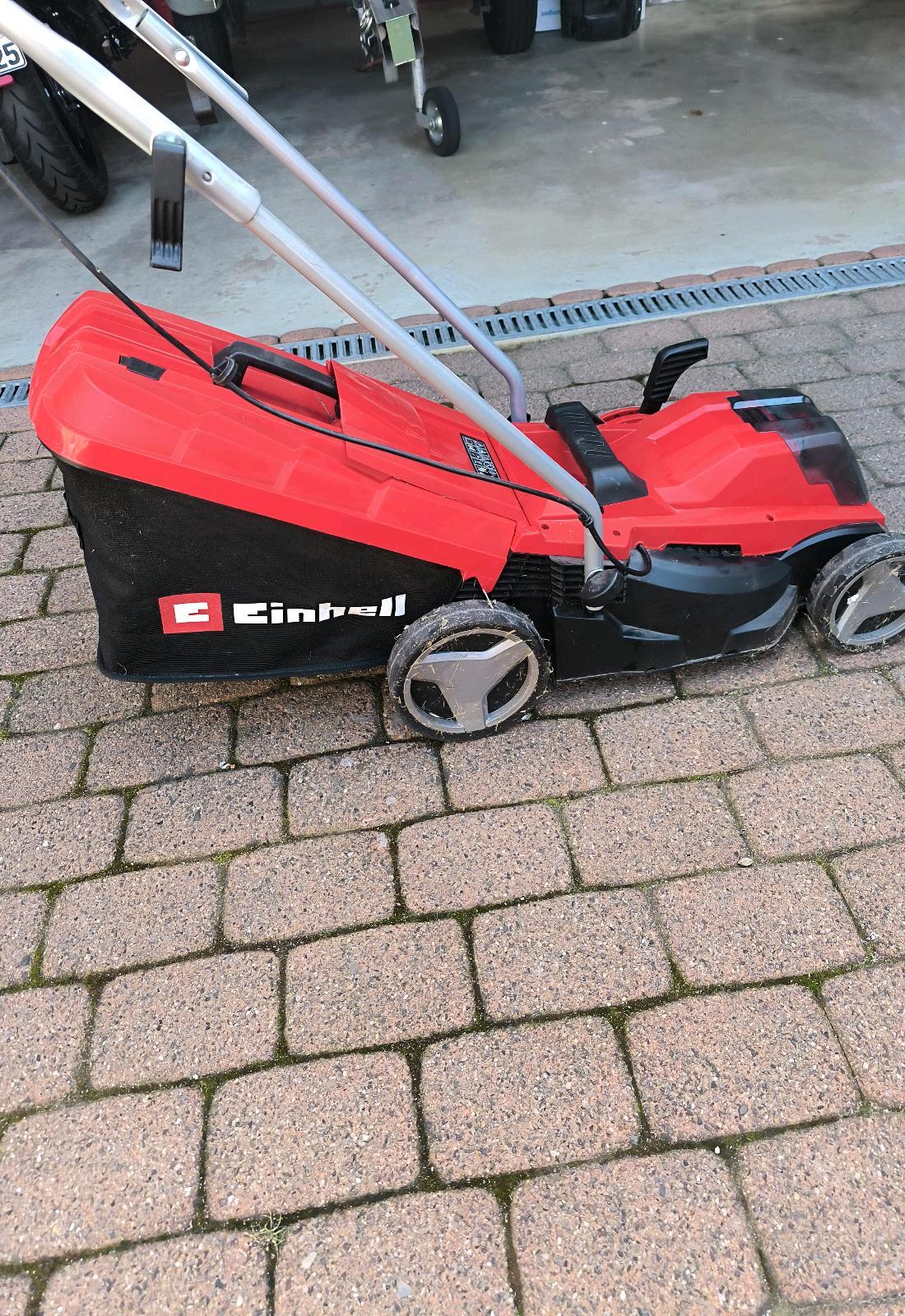 Einhell GE-CM 18/33 Li mit montiertem Grasfangkorb in der Seitenansicht