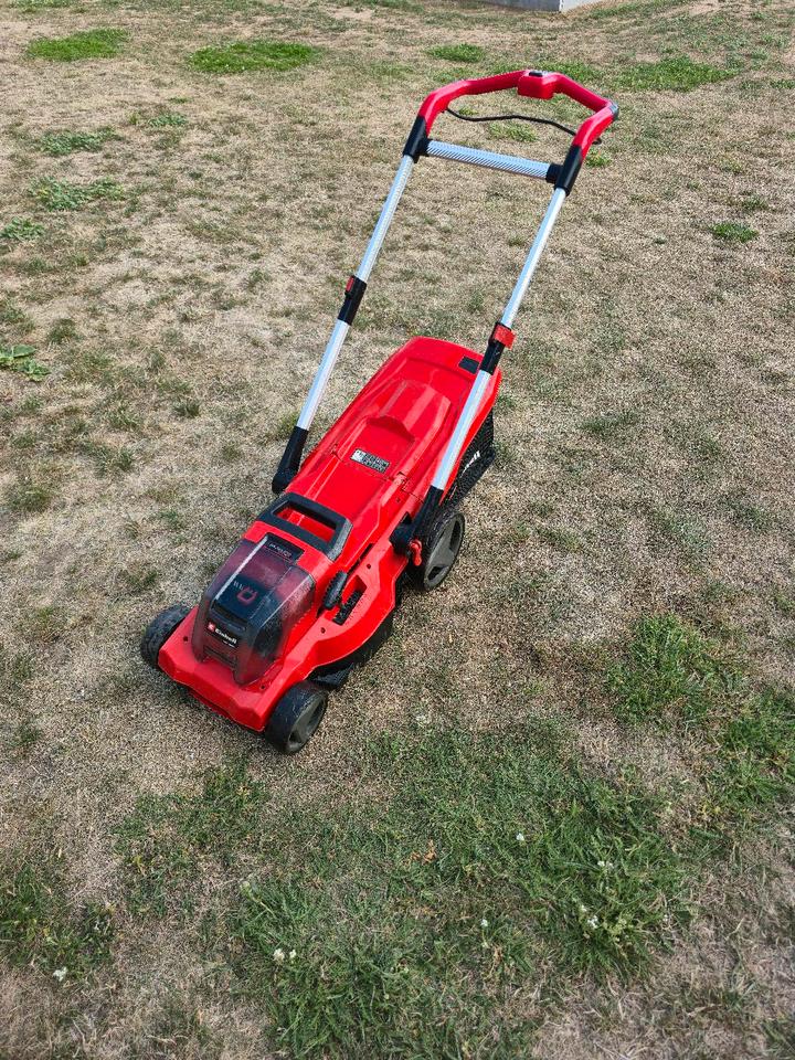 Einhell GP-CM 36/450 mit Fangkorb auf einer Rasenfläche