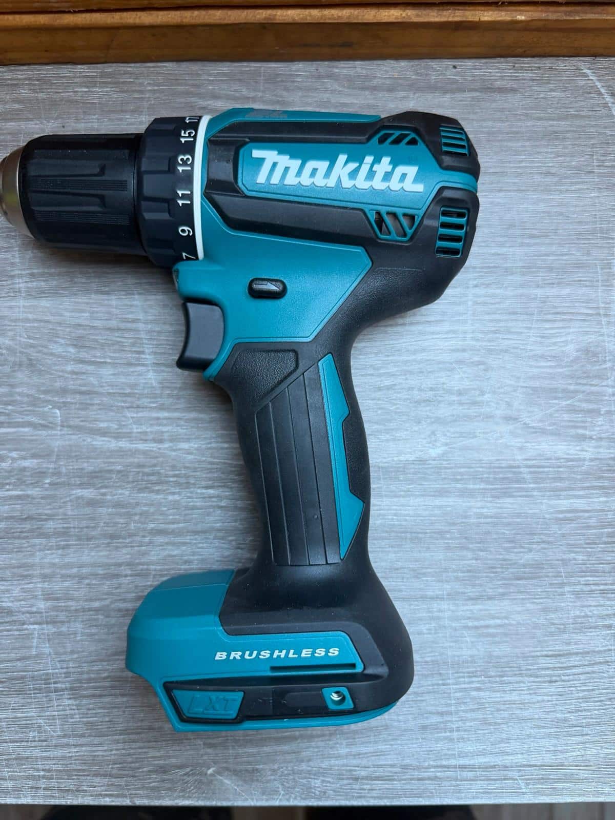 Makita DDF485 Akku-Bohrschrauber ohne Akku in der Seitenansicht