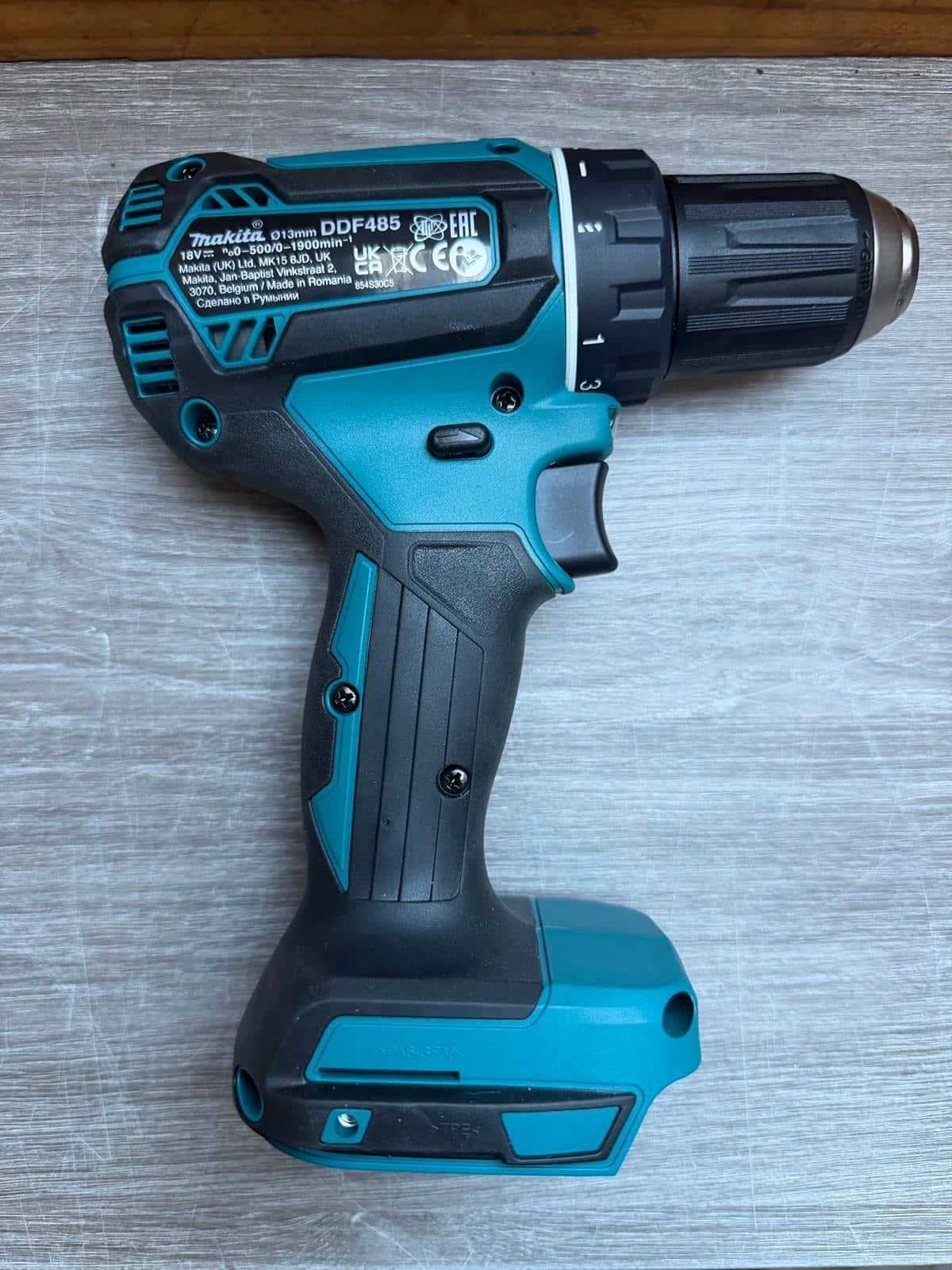 Makita DDF485 mit sichtbarem Typenschild, Bohrfutter und Akkuaufnahme