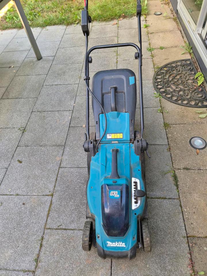Makita DLM330 mit Fangkorb und Schnitthöhenverstellung von oben