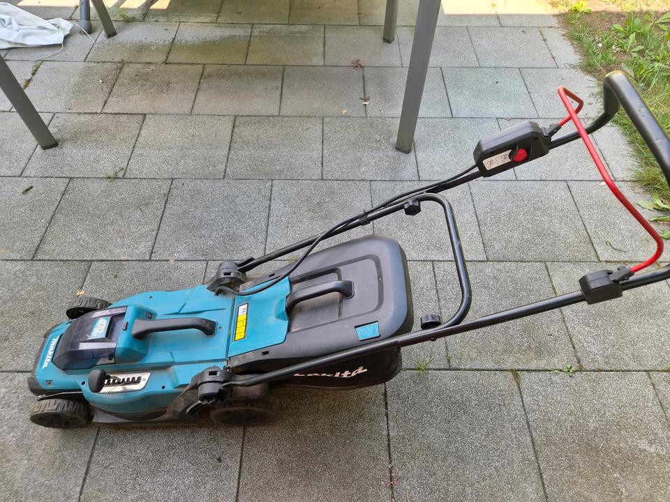 Makita DLM330 mit Fangkorb und Schiebeholm in schräger Seitenansicht